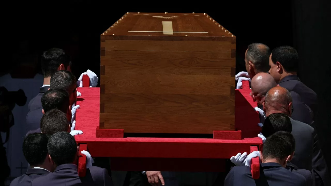 Sau chín ngày quốc tang, Mật nghị Hồng y sẽ được tổ chức để bầu chọn Giáo hoàng mới. (nguồn: Reuters)