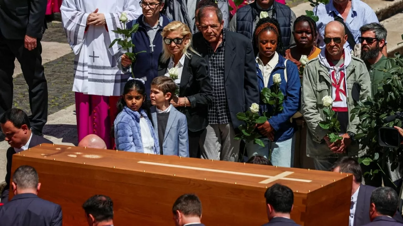 Điểm dừng chân cuối cùng của chiếc xe tang là Vương cung thánh đường Đức Bà Cả, cách Nhà thờ Thánh Peter khoảng 5,5 km, theo đúng di nguyện của Người. (Ảnh: CNN)