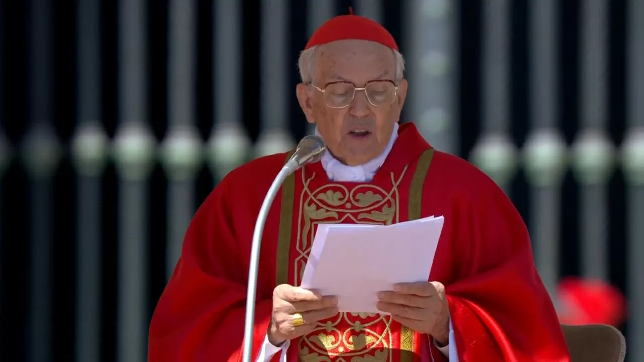 Thánh lễ ngoài trời do Hồng y Giovanni Battista Re chủ trì. (Nguồn: Sky News)