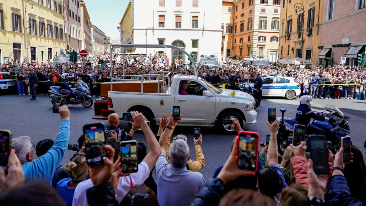 Chiếc xe tang chậm rãi di chuyển qua các địa danh nổi tiếng của thành phố  trong không khí tiếc thương sâu sắc. Khi linh cữu rời Vatican và tiến vào trung tâm Rome, nhiều tràng vỗ tay xúc động vang lên như lời tiễn biệt cuối cùng gửi tới vị Giáo hoàng kính mến. (Nguồn: Reuters)