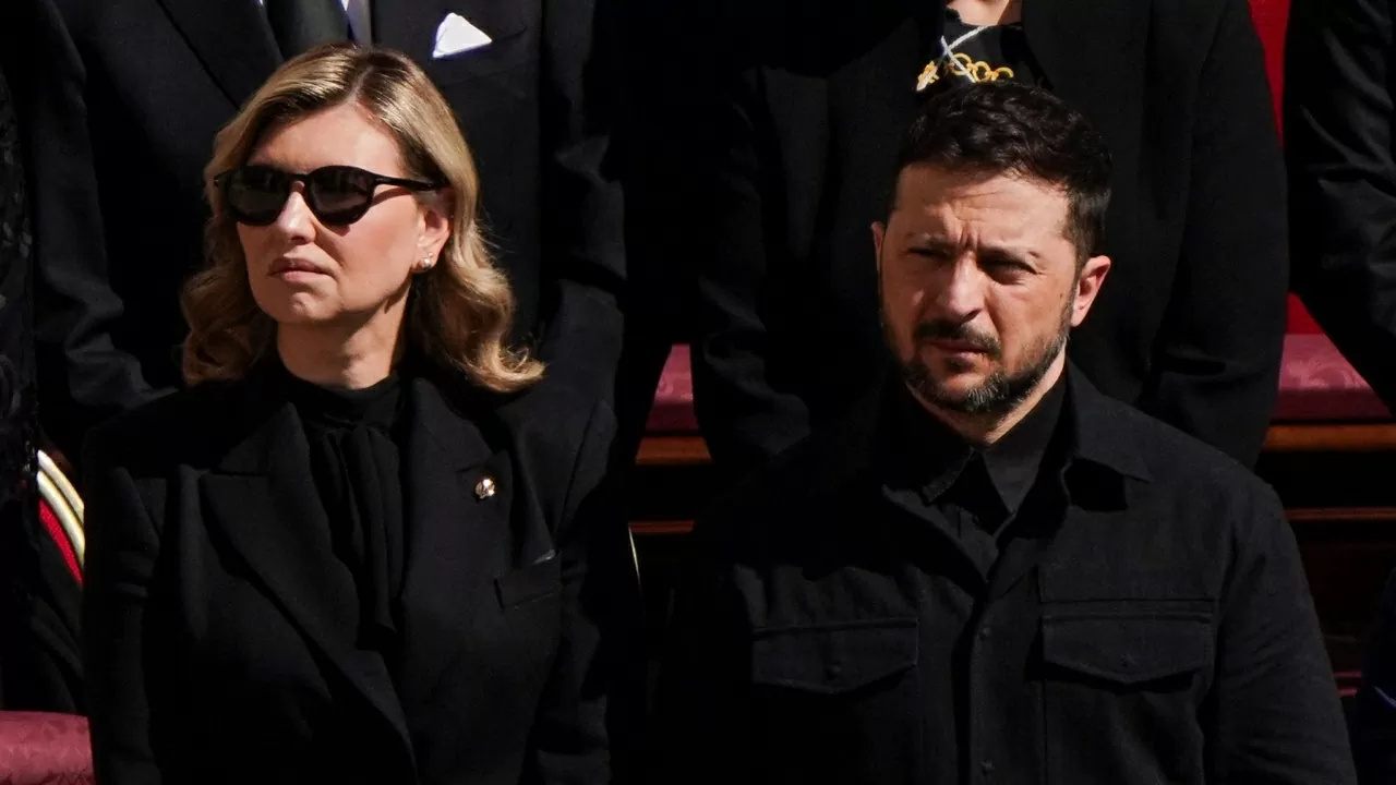 Tổng thống Ukraine Volodymyr Zelensky và phu nhân tại Thánh lễ an táng Đức Thánh Cha Phanxicô. (Nguồn: Reuters)