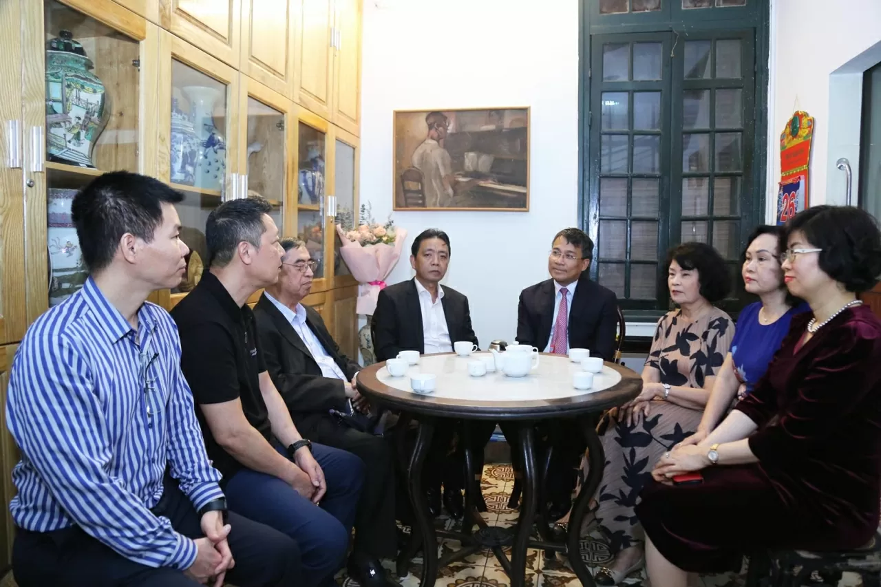 Thứ trưởng Thường trực Nguyễn Minh Vũ gửi lời chúc mừng nồng nhiệt tới gia đình cố Nhạc sĩ Hoàng Vân. (Ảnh: Thành Long)