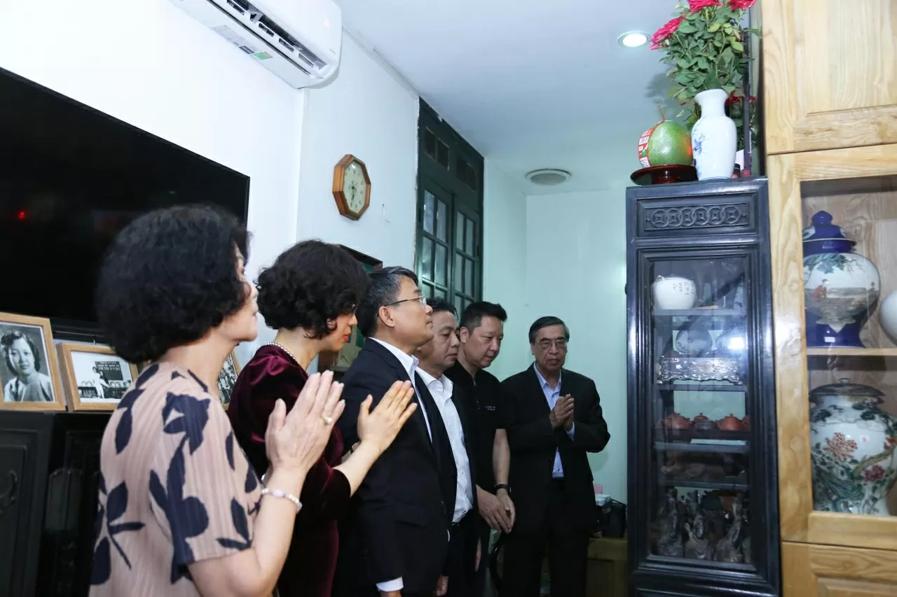 Thứ trưởng Nguyễn Minh Vũ và Thứ trưởng Hoàng Đạo Cương cùng đoàn thắp nén hương cho cố Nhạc sĩ Hoàng Vân. (Ảnh: Thành Long) Thứ trưởng Nguyễn Minh Vũ và Thứ trưởng Hoàng Đạo Cương cùng đoàn thắp nén hương cho cố Nhạc sĩ Hoàng Vân. (Ảnh: Thành Long)