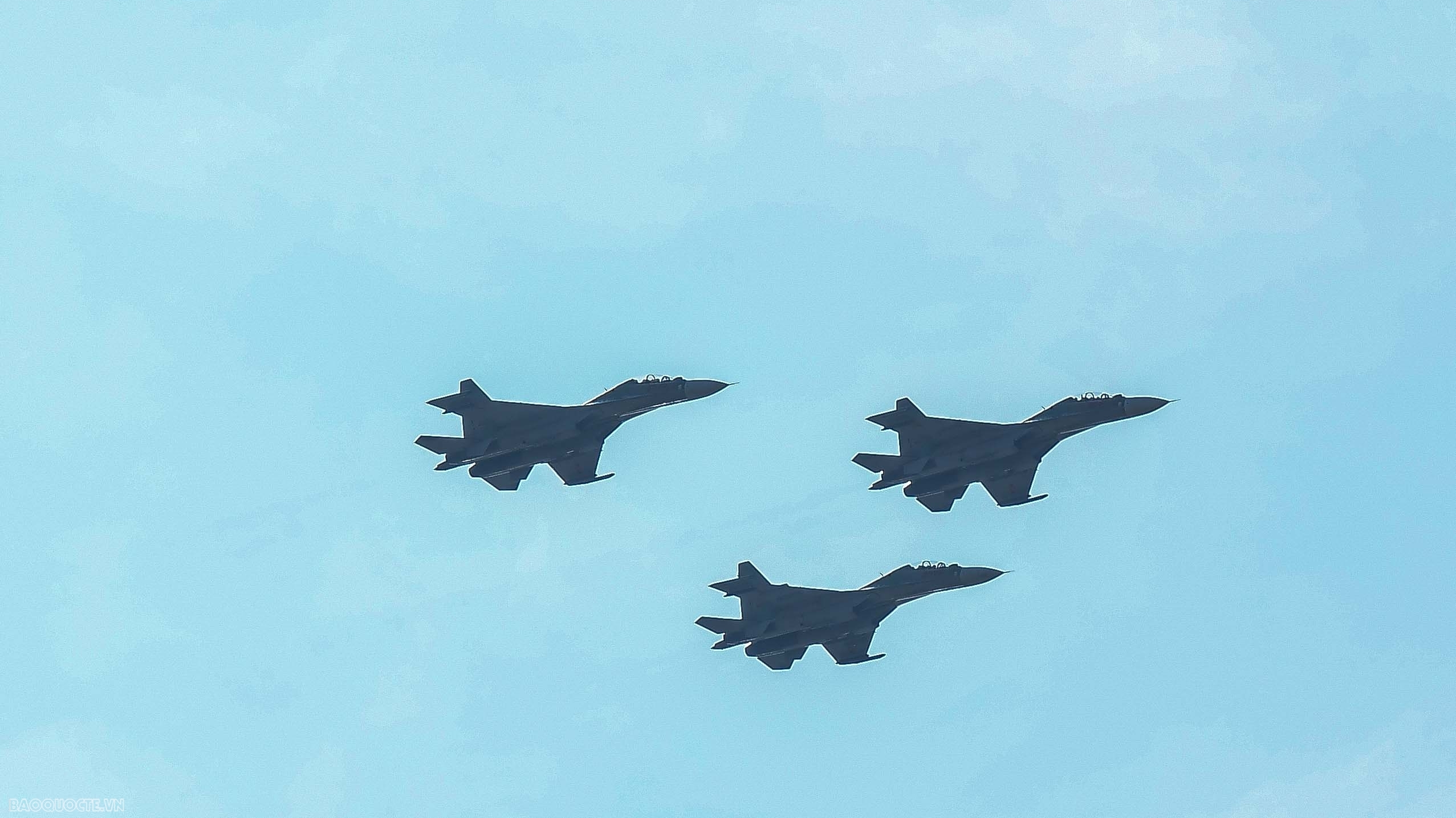 Tiêm kích Su30-MK2, máy bay chiến đấu Yak-138 lượn trước Dinh Độc Lập trong buổi tổng duyệt diễu binh, diễu hành kỷ niệm 30/4