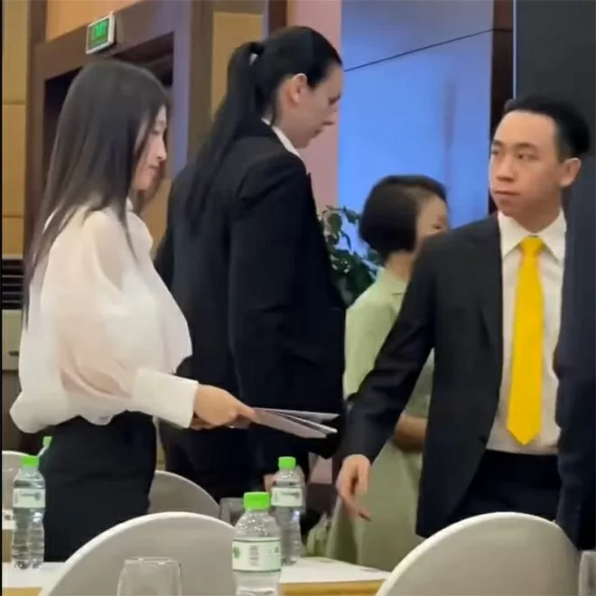 Hoa hậu Mai Phương Thuý, Á hậu Phương Nhi gây bất ngờ tại các phiên họp cổ đông những tập đoàn lớn Hoa hậu Mai Phương Thuý, Á hậu Phương Nhi gây bất ngờ tại các phiên họp cổ đông những tập đoàn lớn