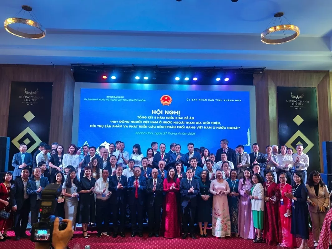 Các đại biểu tham dự Hội nghị chụp ảnh lưu niệm.