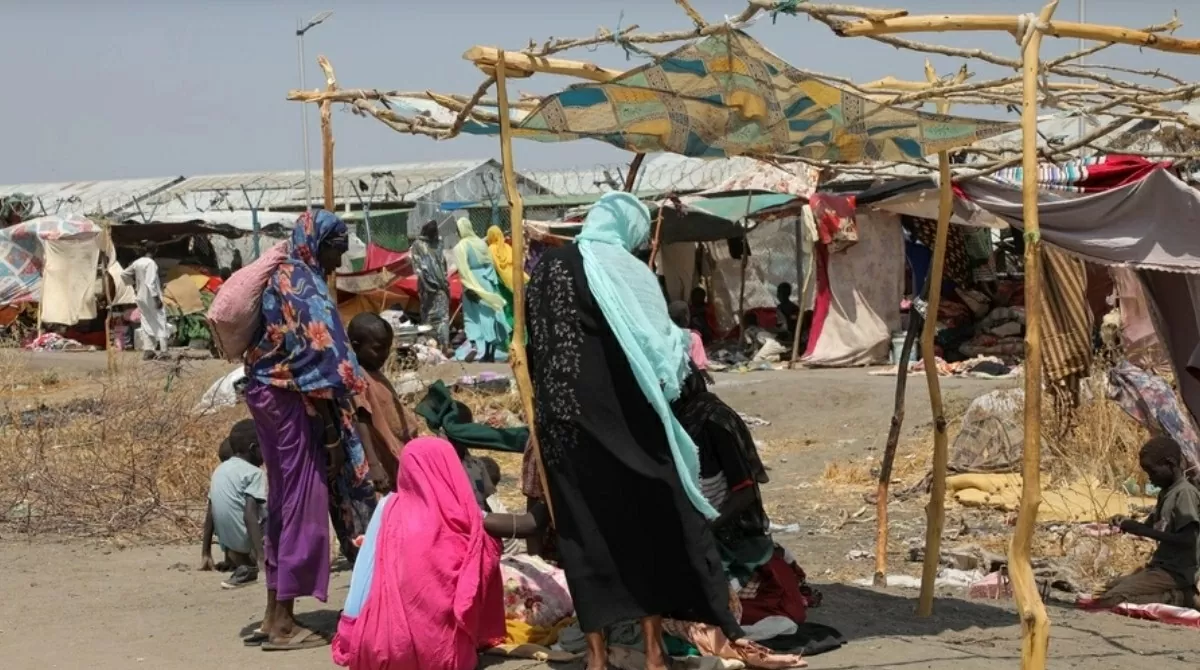 Những người tị nạn mới đến từ Sudan dựng nơi trú ẩn tại Trung tâm trung chuyển Renk quá tải ở Nam Sudan, tháng 3/2025. (Nguồn: UNHCR)