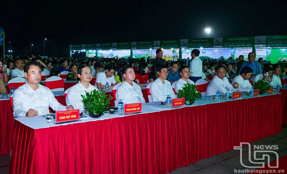 Các đồng chí lãnh đạo tỉnh và đại biểu dự Chương trình.