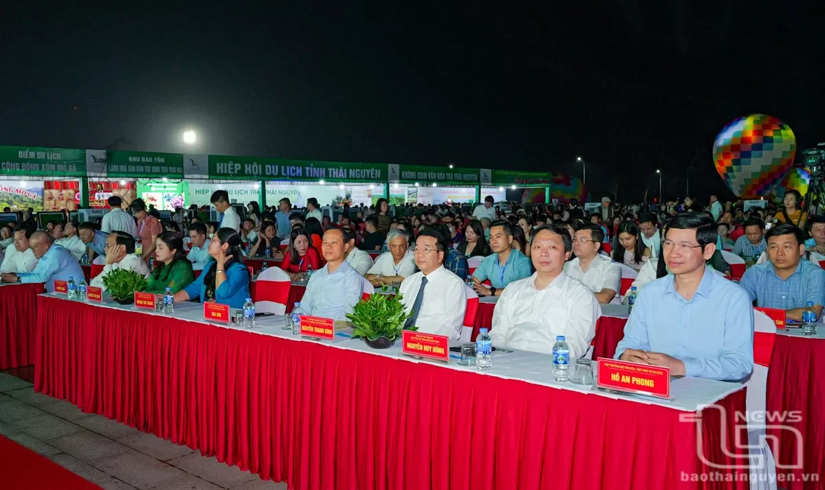 Các đồng chí lãnh đạo tỉnh và đại biểu dự Chương trình.