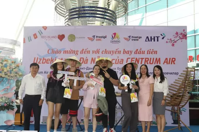 Ngành du lịch chào đón những du khách trên chuyến bay đầu tiên từ Tashkent (Uzbekistan) đến Đà Nẵng. Ảnh: XUÂN QUỲNH Ngành du lịch chào đón những du khách trên chuyến bay đầu tiên từ Tashkent (Uzbekistan) đến Đà Nẵng. Ảnh: XUÂN QUỲNH