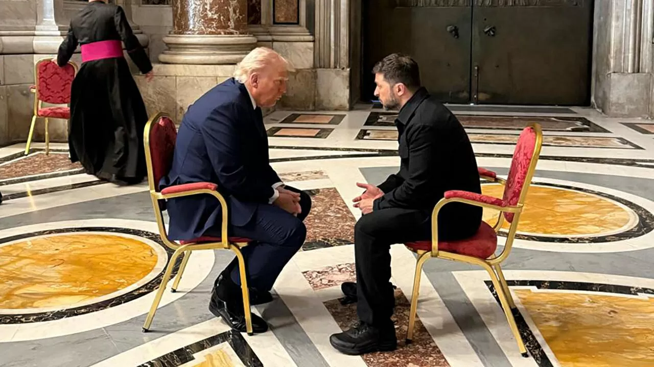 Ảnh ấn tượng: Giáo hoàng Francis qua đời, Mỹ-Ukraine gặp nhau tại Vatican, căng thẳng Ấn Độ-Pakistan leo thang