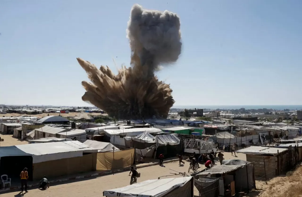 Ảnh ấn tượng: Giáo hoàng Francis qua đời, Mỹ-Ukraine gặp nhau tại Vatican, căng thẳng Ấn Độ-Pakistan leo thang