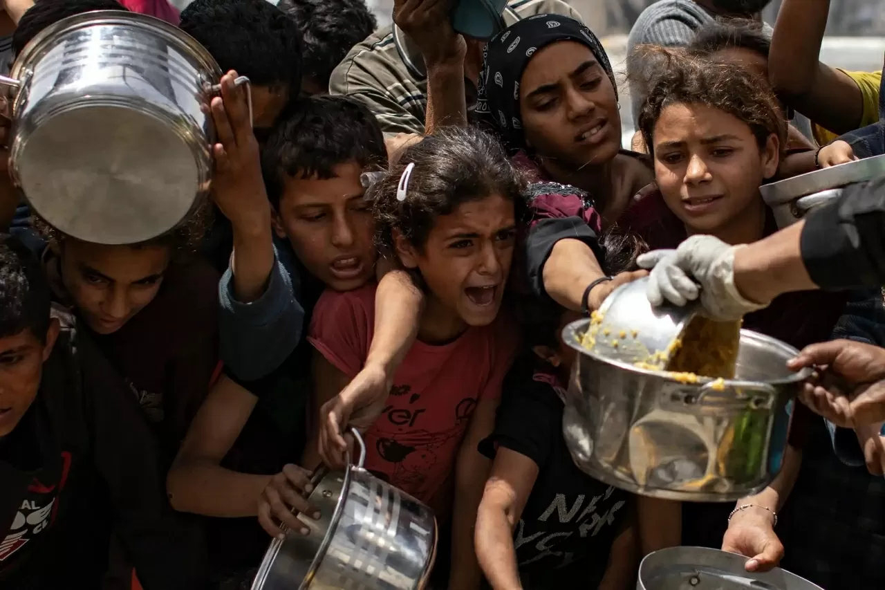 Những người sơ tán Palestine chen lấn nhận đồ ăn từ một bếp ăn từ thiện ở Jabalia. Kể từ khi nối lại các cuộc không kích vào Gaza tháng 3/2025, Israel đã âm thầm ngừng việc chỉ định các khu vực nhân đạo, làm dấy lên lo ngại trong giới cứu trợ về sự an toàn của dân thường đang trú ẩn tại những nơi từng được coi là khu vực an toàn. (Nguồn: EPA)