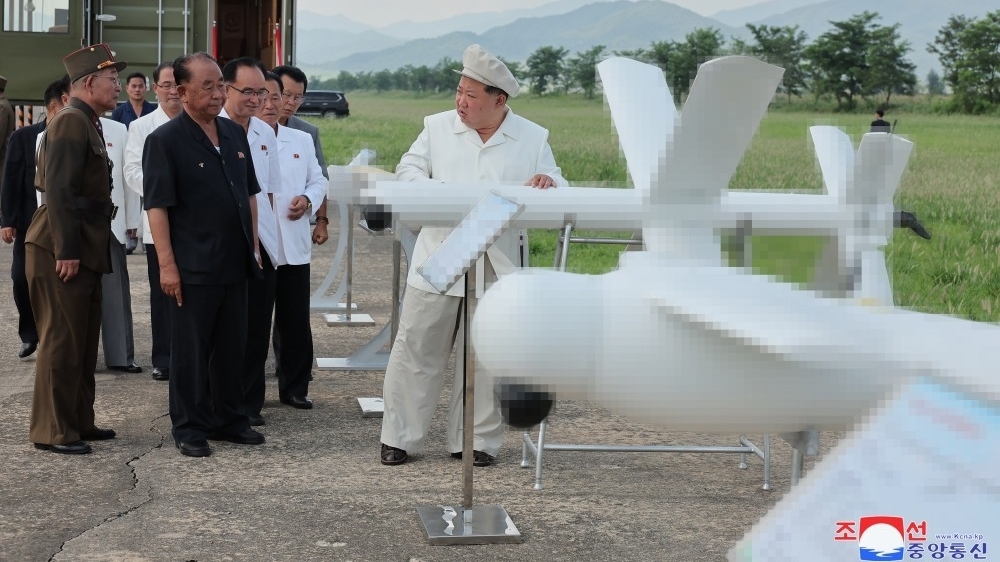 canh tay phai cua nha lanh dao trieu tien xuat hien sau 60 ngay vang bong