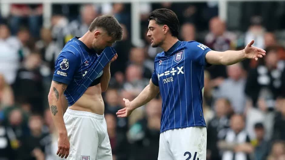 Xác định đội thứ 3 bật bãi khỏi Ngoại hạng Anh