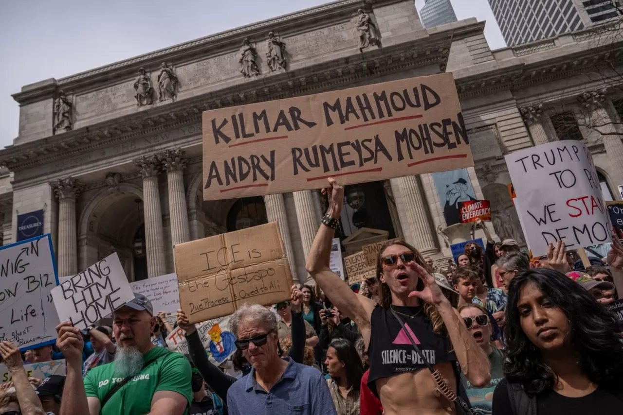 Một người cầm tấm biển ghi tên những người bị Cơ quan di trú Mỹ bắt giữ hoặc trục xuất, trong một cuộc biểu tình diễn ra tại New York vào ngày 19/4. (Nguồn: Getty)