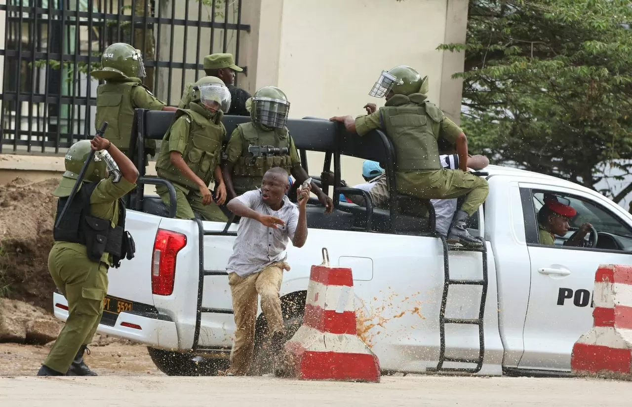 Cảnh sát Tanzania cố gắng bắt giữ một người ủng hộ lãnh đạo đối lập và cựu ứng cử viên Tổng thống của đảng CHADEMA, khi người này chạy trốn khỏi chiếc xe tải của họ, bên ngoài Tòa án thẩm phán dân sự Kisutu ở Dar es Salaam, Tanzania, vào ngày 24/4. (Nguồn: Reuters)