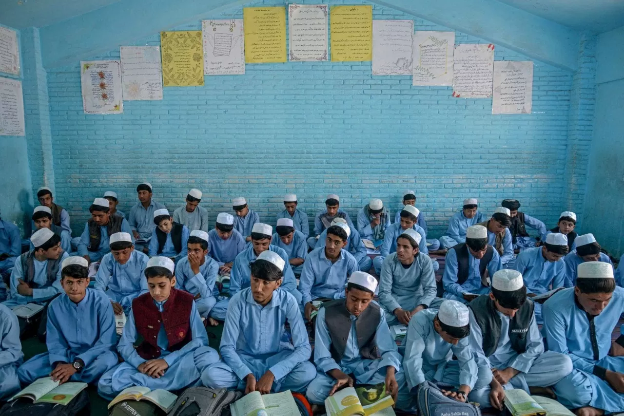Những cậu bé trong một lớp học tại một trường trung học ở Kandahar, Afghanistan, ngày 22/4. (Nguồn: AFP)