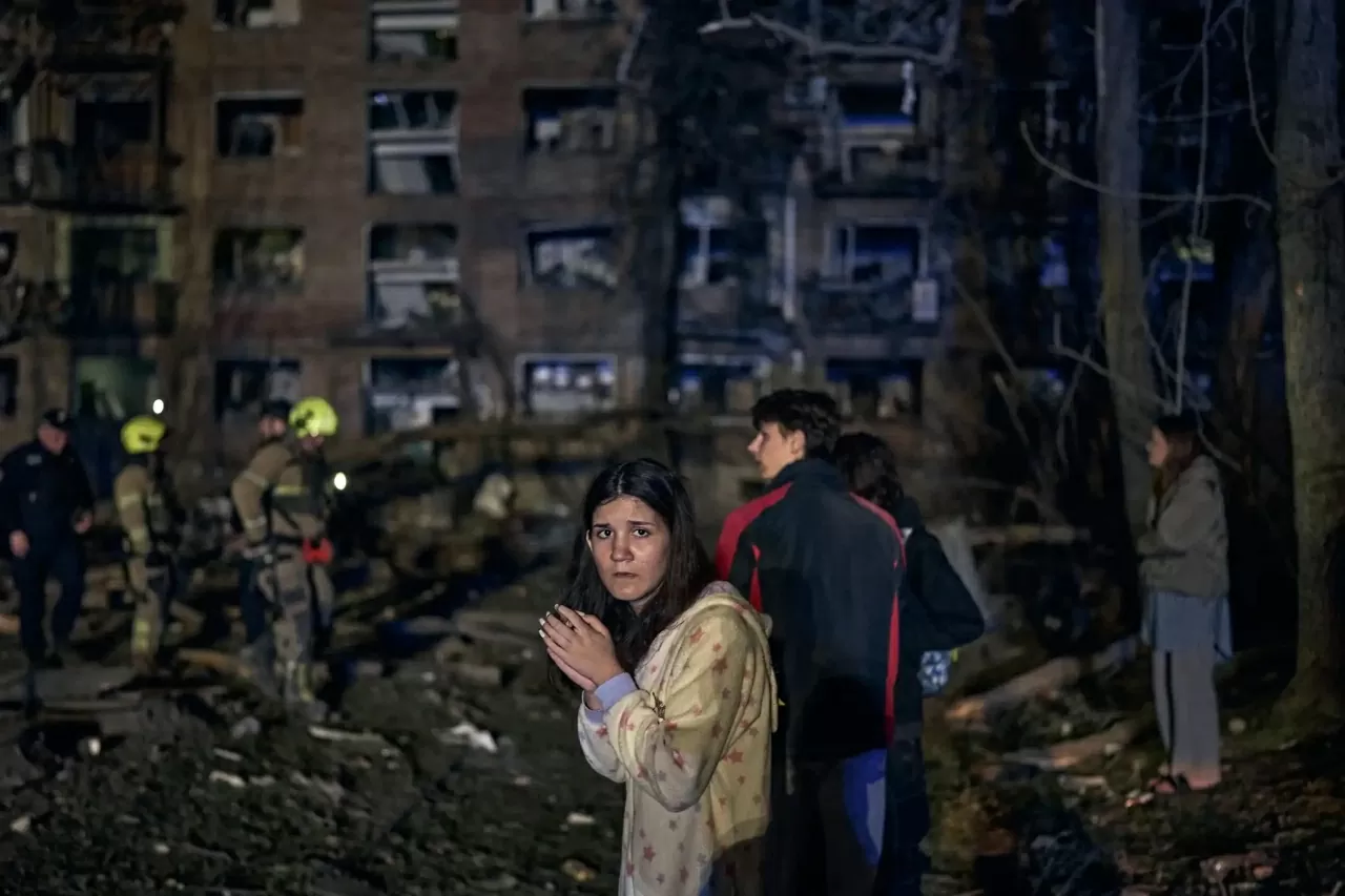 Các nhân viên cứu hộ và dân thường nỗ lực kéo các nạn nhân ra khỏi đống đổ nát của một tòa nhà dân cư bị tấn công bằng tên lửa ở Kiev, vào rạng sáng 24/4. Cuộc tấn công đã khiến nhiều người thiệt mạng và ít nhất 90 người bị thương. (Nguồn: Getty)