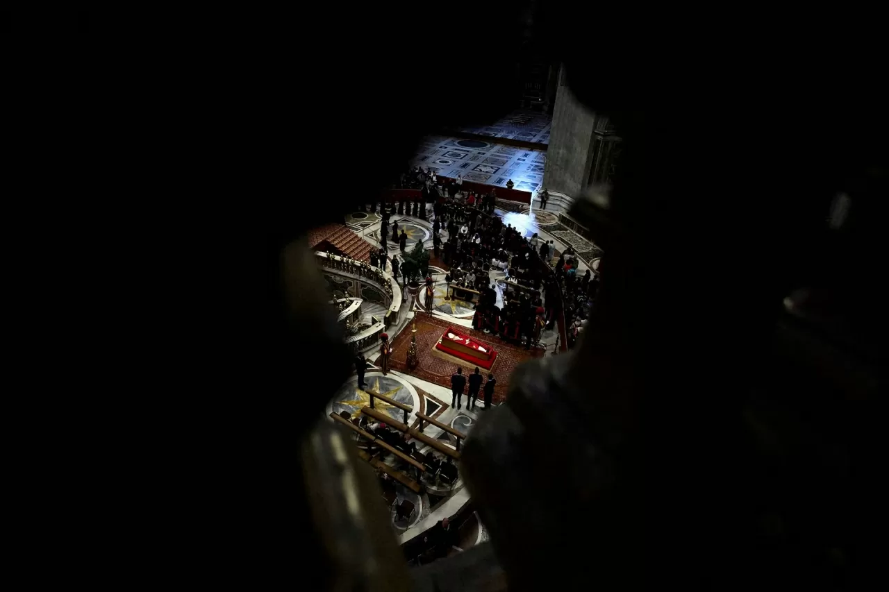 Các tín hữu xếp hàng chờ vào viếng Giáo hoàng Francis quá cố khi thi hài của Ngài được quàn tại Vương cung thánh đường Thánh Peter, ngày 24/4. Giáo hoàng Francis là vị giáo hoàng người Mỹ Latinh đầu tiên trong lịch sử. Trước khi được bầu năm 2013, ông đảm nhiệm vị trí Hồng y Jorge Mario Bergoglio, Tổng giám mục Buenos Aires, Argentina. Đức Giáo hoàng chọn tên Francis để tôn vinh Thánh Francis thành Assisi, vị thánh nổi tiếng trong Công giáo vì sự cống hiến cho người nghèo. Trên cương vị lãnh đạo