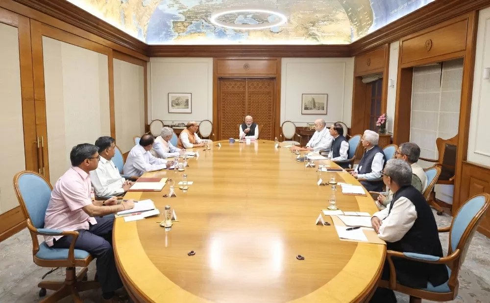 Thủ tướng Narendra Modi ngày 23/4 đã chủ trì cuộc họp của Ủy ban nội các về an ninh Ấn Độ (CCS) sau vụ tấn công khủng bố đẫm máu tại Pahalgam, khu vực Jammu và Kashmir. Vụ tấn công tại Pahalgam khiến ít nhất 26 người thiệt mạng là một trong những vụ bạo lực nghiêm trọng nhất kể từ khi Điều 370 (quy định về quyền tự trị đặc biệt cho Jammu và Kashmir) bị bãi bỏ năm 2019 đã khiến căng thẳng giữa hai quốc gia láng giềng vốn nhiều lần rơi vào xung đột, nay càng trở nên gay gắt. Tại cuộc họp, CCS đã quyết định, các cố vấn quốc phòng, hải quân và không quân của Pakistan tại New Delhi phải rời đi trong vòng một tuần. Ngược lại, Ấn Độ cũng sẽ rút toàn bộ các cố vấn quân sự của mình tại Islamabad và chấm dứt vĩnh viễn các vị trí này ở cả hai nước. Ấn Độ cũng tuyên bố đóng cửa Trạm kiểm tra tích hợp Attari – một trong những tuyến giao thương và di chuyển chủ chốt giữa hai nước. Những người Pakistan có giấy tờ hợp lệ chỉ được phép quay lại qua tuyến này đến hết ngày 1/5. Ngoài ra, chính phủ Ấn Độ đình chỉ hiệu lực của Hiệp ước nước sông Ấn (Indus) – vốn là một trong những nền tảng hiếm hoi duy trì hợp tác giữa hai nước – cho đến khi Pakistan từ bỏ hoàn toàn việc mà New Delhi gọi là hỗ trợ khủng bố xuyên biên giới. Cũng trong loạt biện pháp ngoại giao cứng rắn, Ấn Độ tuyên bố hủy bỏ toàn bộ thị thực miễn thị thực SAARC (SVES) đã cấp cho công dân Pakistan. Những người đang ở Ấn Độ theo diện này có 48 giờ để rời khỏi lãnh thổ nước này. Bên cạnh đó, số lượng nhân viên tại các phái bộ ngoại giao sẽ bị cắt giảm từ 55 xuống còn 30 người ở cả hai phía, bắt đầu có hiệu lực từ ngày 1/5. (Nguồn: X)