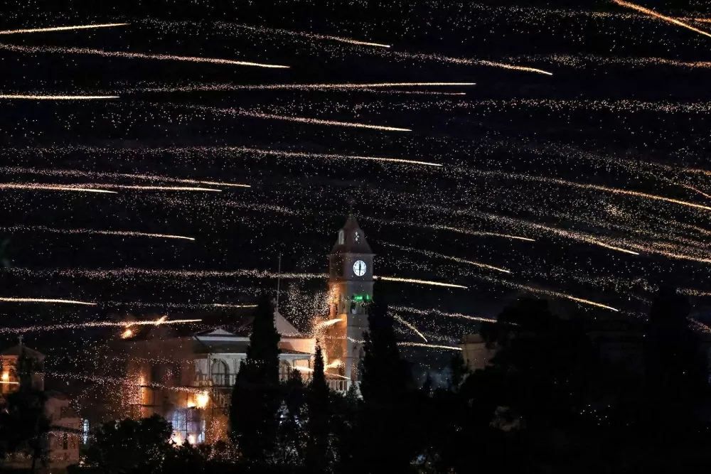 Những quả rocket làm thủ công bay qua nhà thờ Panagia Erithiani trong lễ kỷ niệm Lễ Phục sinh Chính thống Hy Lạp tại làng Vrontados, trên đảo Chios, Hy Lạp, vào ngày 19/4. (Nguồn: Reuters)