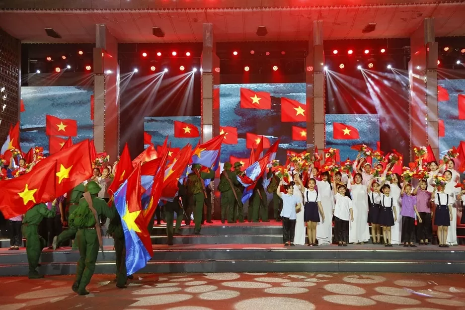 Hơn 1.200 người từ 3 miền Bắc-Trung-Nam dự cầu truyền hình đặc biệt 'Vang mãi khúc khải hoàn'