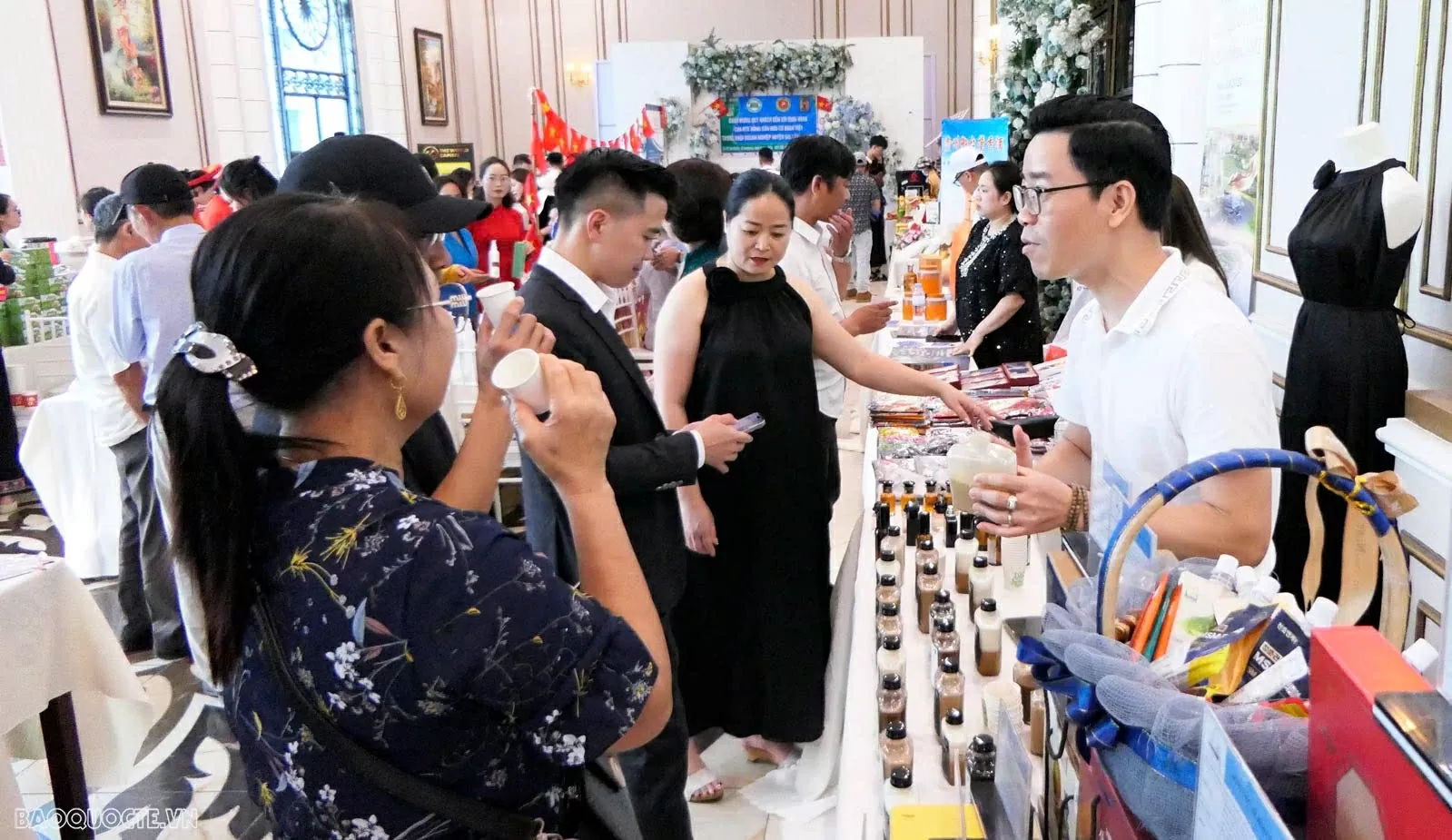 Hơn 150 gian hàng được thiết kế và bố trí một cách chuyên nghiệp hội tụ tại Ngày hội kết nối giao thương năm 2025. (Ảnh: Thành Long) Hơn 150 gian hàng được thiết kế và bố trí một cách chuyên nghiệp hội tụ tại Ngày hội kết nối giao thương năm 2025. (Ảnh: Thành Long)