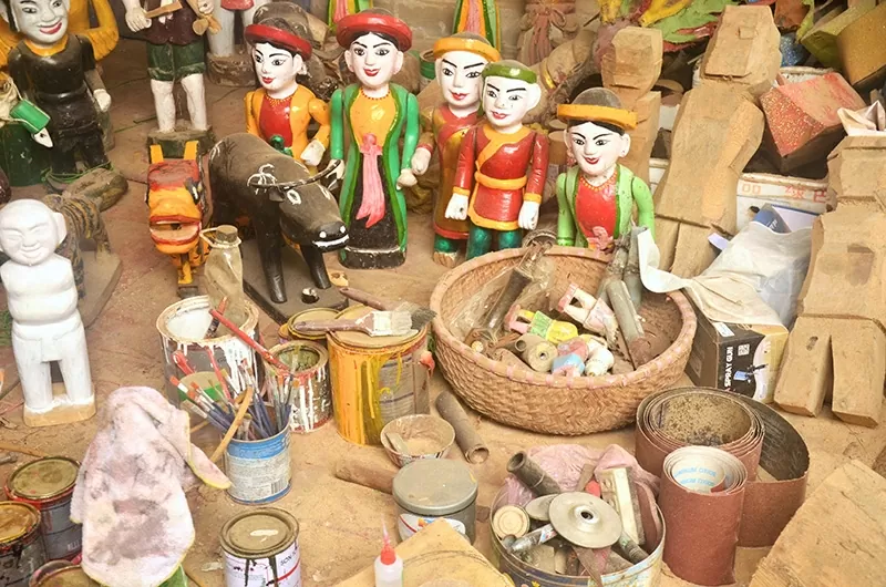 Góc xưởng chế tác rối nước của nghệ nhân với các dụng cụ thủ công 