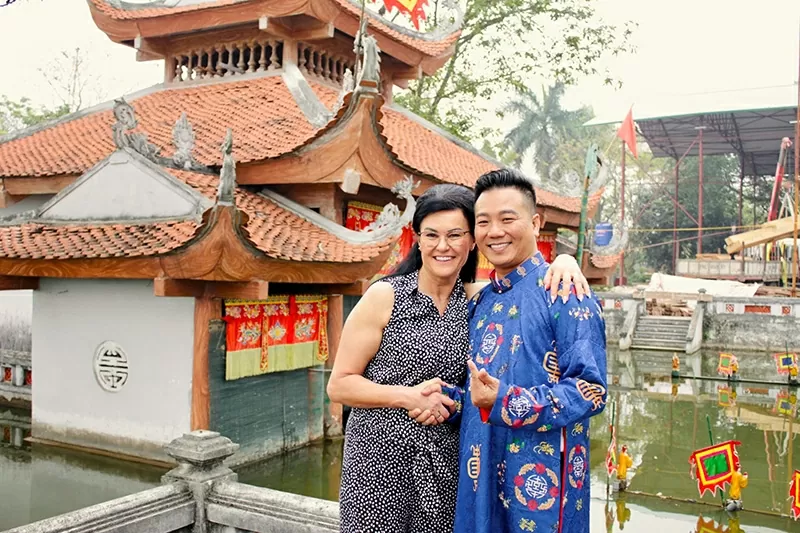 Chị Emma đến thưởng thức và trải nghiệm biểu diễn múa rối nước tại làng Đào Thục