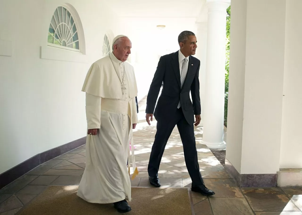 Giáo hoàng Francis đi bộ cùng Tổng thống Hoa Kỳ Barack Obama trước cuộc gặp tại Phòng Bầu dục của Nhà Trắng vào tháng 9 năm 2015. Đây là chuyến thăm đầu tiên của ngài tới Hoa Kỳ. Trong chuyến thăm này, Giáo hoàng cũng đã thăm Nhà thờ St. Matthew và tổ chức một Thánh Lễ tại khuôn viên Đền Thánh Quốc gia Đức Mẹ Vô Nhiễm. (Nguồn: Getty)
