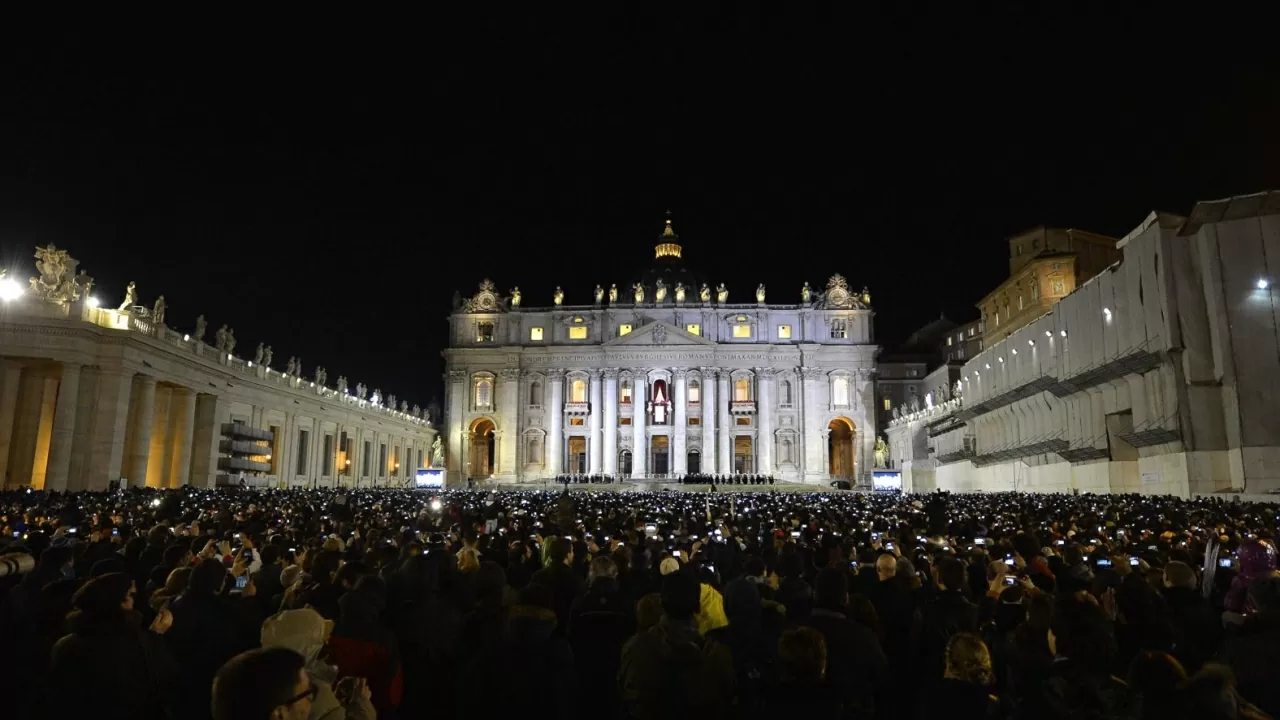 Mọi người theo dõi tân Giáo hoàng sau khi ngài được giới thiệu tại Vatican. Bên cạnh việc là vị Giáo hoàng đầu tiên đến từ Mỹ Latinh và châu Mỹ, Francis còn là Giáo hoàng Dòng Tên đầu tiên. Ngài cũng là vị Giáo hoàng không đến từ châu Âu đầu tiên trong hơn 1.000 năm qua. (Nguồn: AFP)