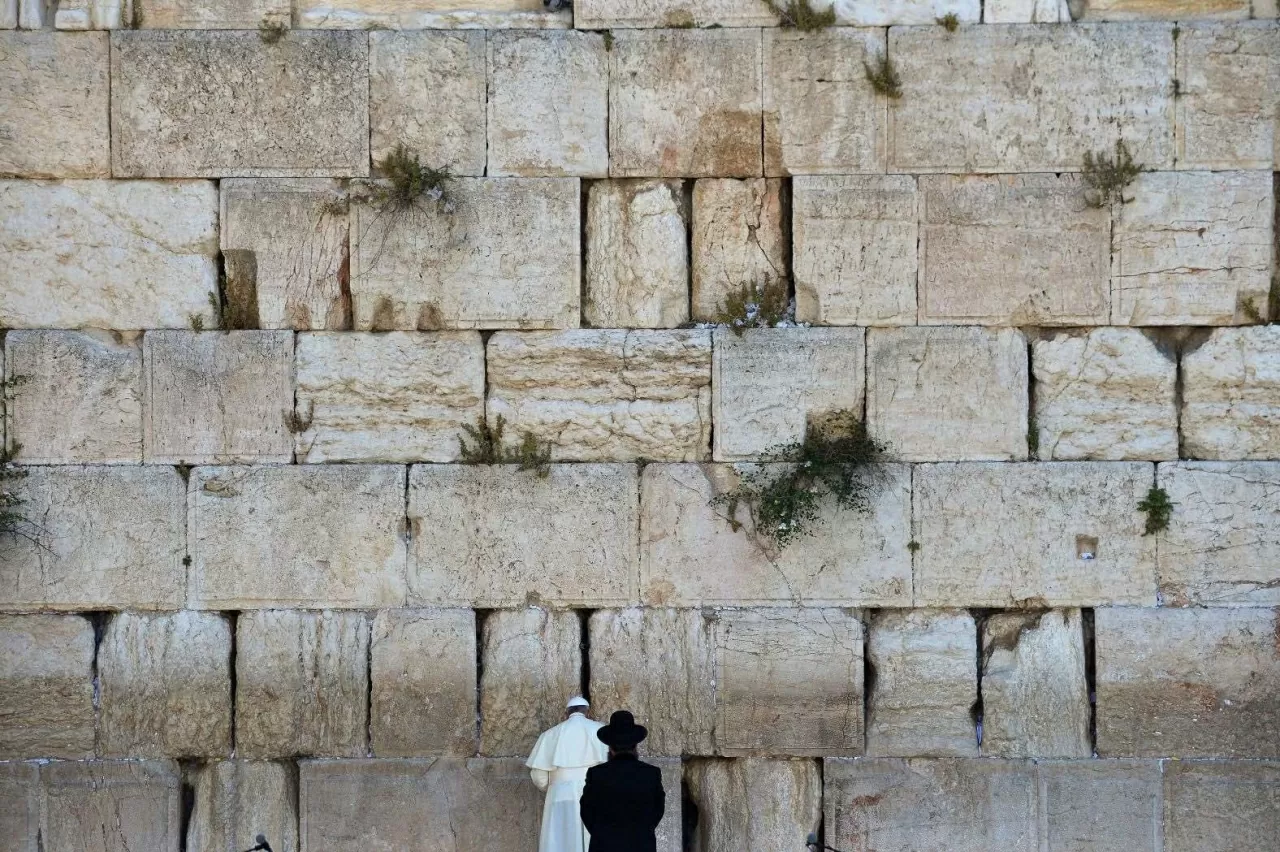 Giáo hoàng cầu nguyện bên cạnh một rabbi tại Bức tường phía Tây ở Khu phố Cổ Jerusalem vào tháng 5 năm 2014. Ngài đã thực hiện chuyến thăm Ba ngày đến Thánh Địa và đi cùng với các lãnh đạo Do Thái và Hồi giáo từ quê hương Argentina của mình. (Nguồn: AFP) Giáo hoàng cầu nguyện bên cạnh một rabbi tại Bức tường phía Tây ở Khu phố Cổ Jerusalem vào tháng 5 năm 2014. Ngài đã thực hiện chuyến thăm Ba ngày đến Thánh Địa và đi cùng với các lãnh đạo Do Thái và Hồi giáo từ quê hương Argentina của mình. (Nguồn: AFP)