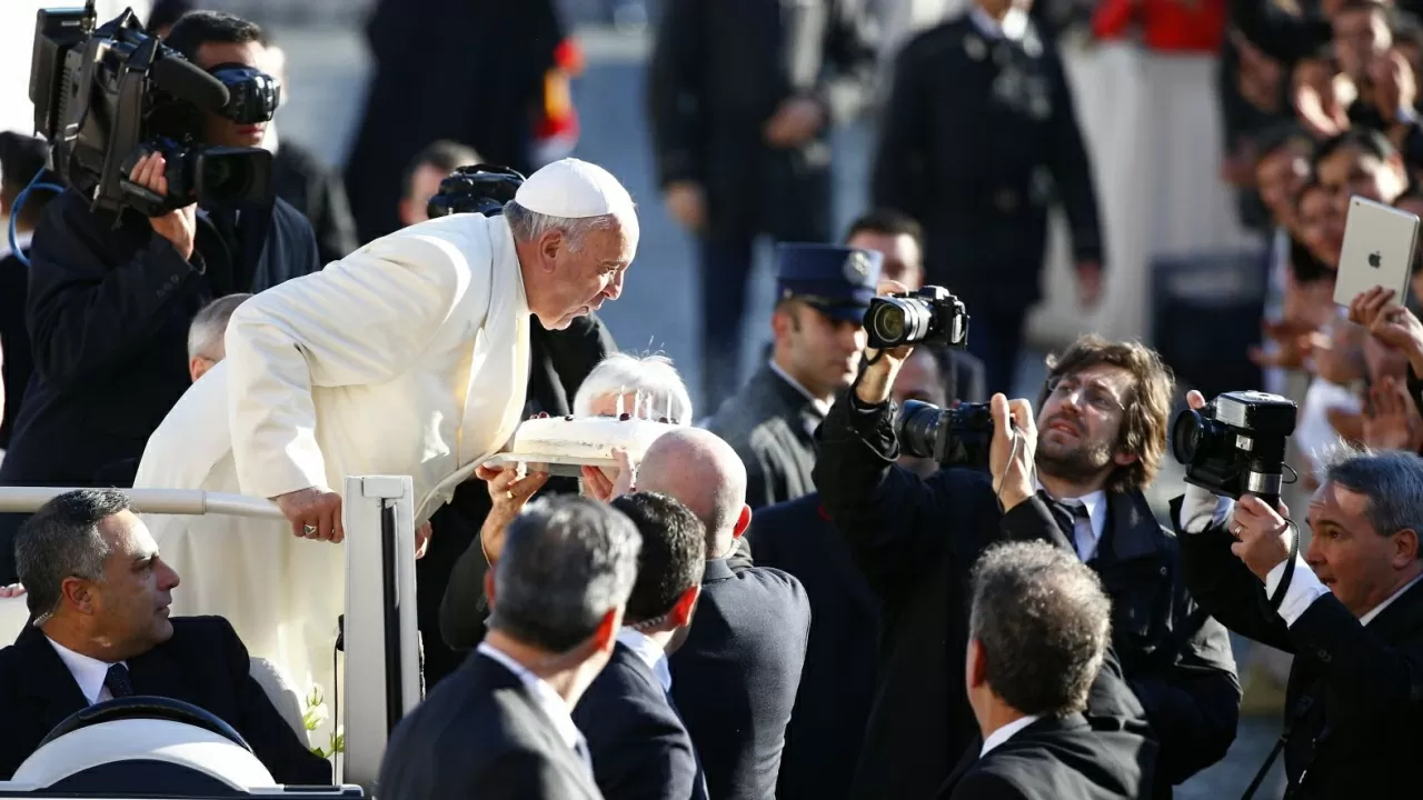 Giáo hoàng Francis thổi nến trên chiếc bánh sinh nhật khi ngài tổ chức sinh nhật lần thứ 78 vào tháng 12 năm 2014. (Nguồn: Reuters)