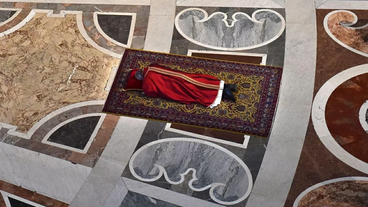 Giáo hoàng Francis cầu nguyện trên sàn của Nhà thờ St. Peter trong khi tham dự Lễ Thứ Sáu Tuần Thánh vào tháng 4 năm 2015. (Nguồn: AFP)
