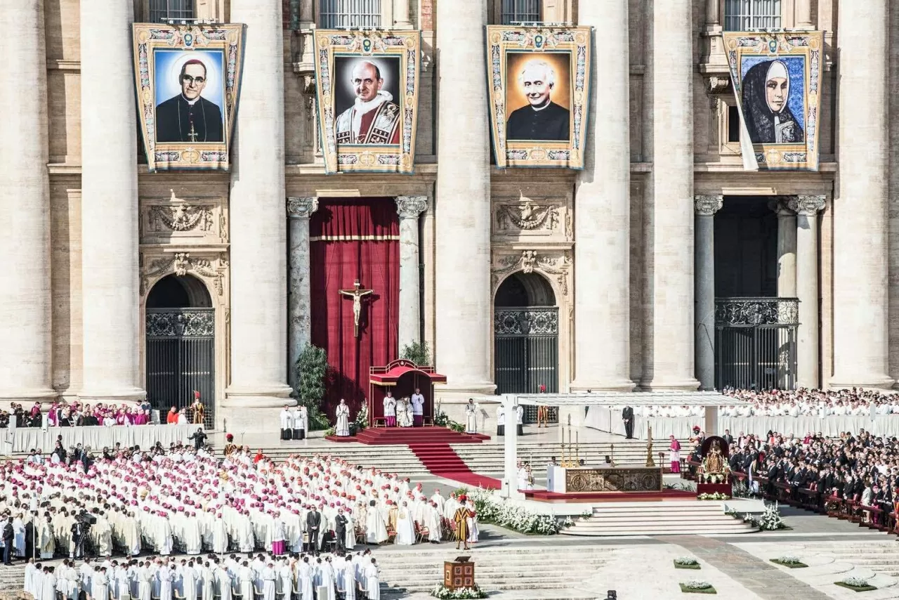 Giáo hoàng Francis cử hành Thánh lễ khi bảy vị thánh mới được phong thánh vào tháng 10/2018. (Nguồn: Getty)