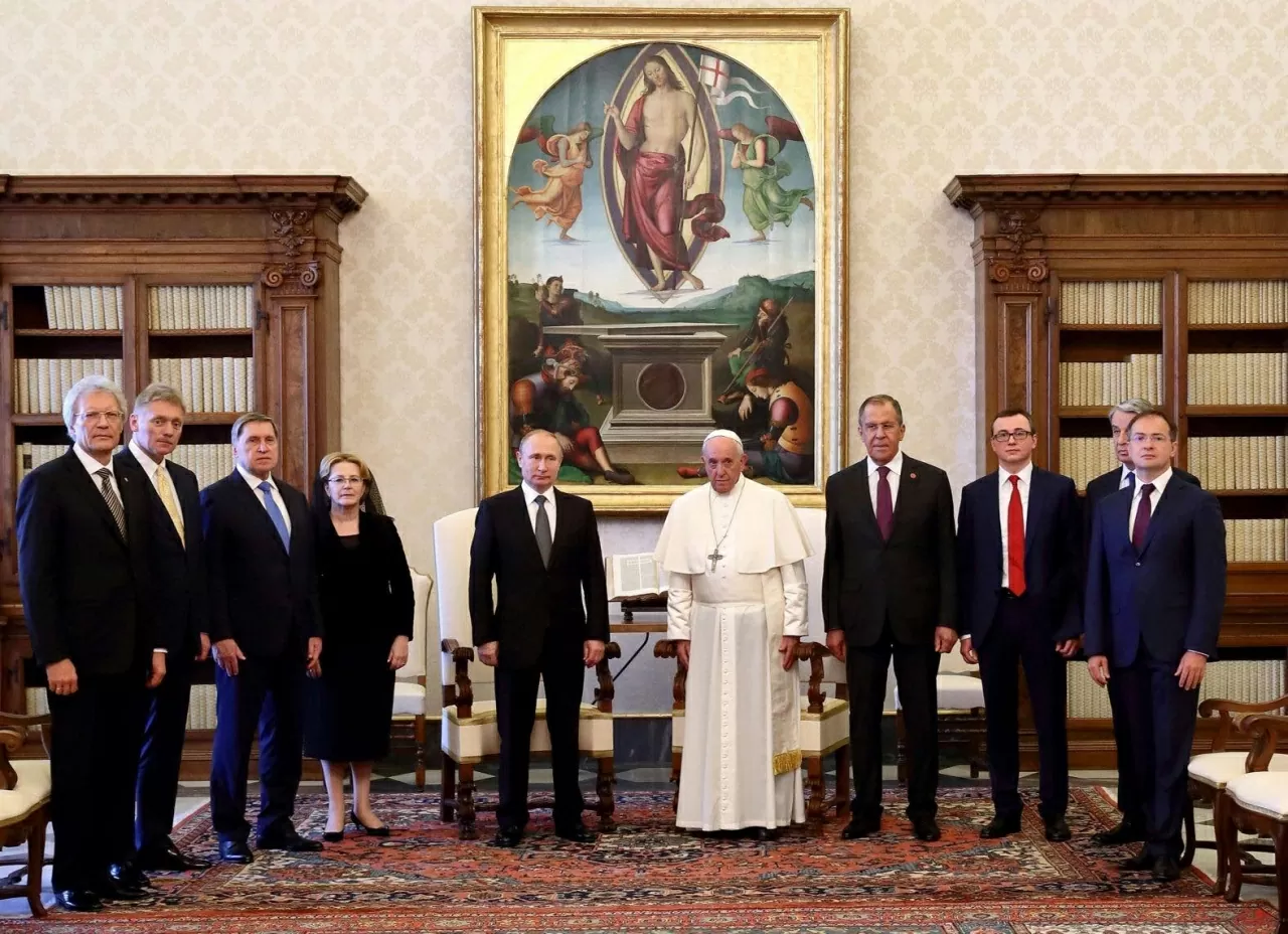 Giáo hoàng Francis tiếp đón Tổng thống Nga Vladimir Putin và phái đoàn của ông vào tháng 7/2019. (Nguồn: Getty)