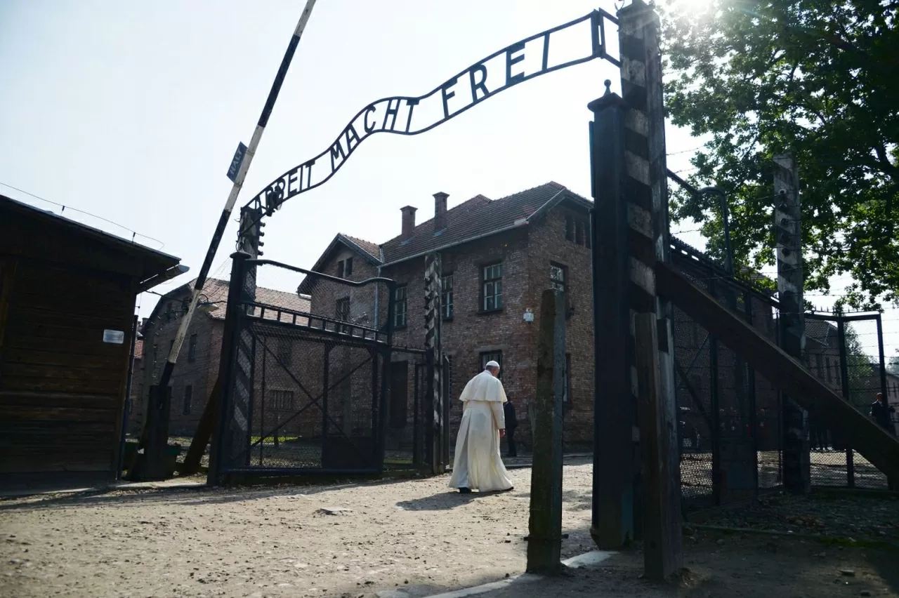 Giáo hoàng Francis đi qua cổng chính của Auschwitz-Birkenau, trại tập trung nổi tiếng ở Ba Lan, vào tháng 7 năm 2016. Ngài đến đó để tưởng niệm những người đã hy sinh trong Holocaust. (Nguồn: AFP)