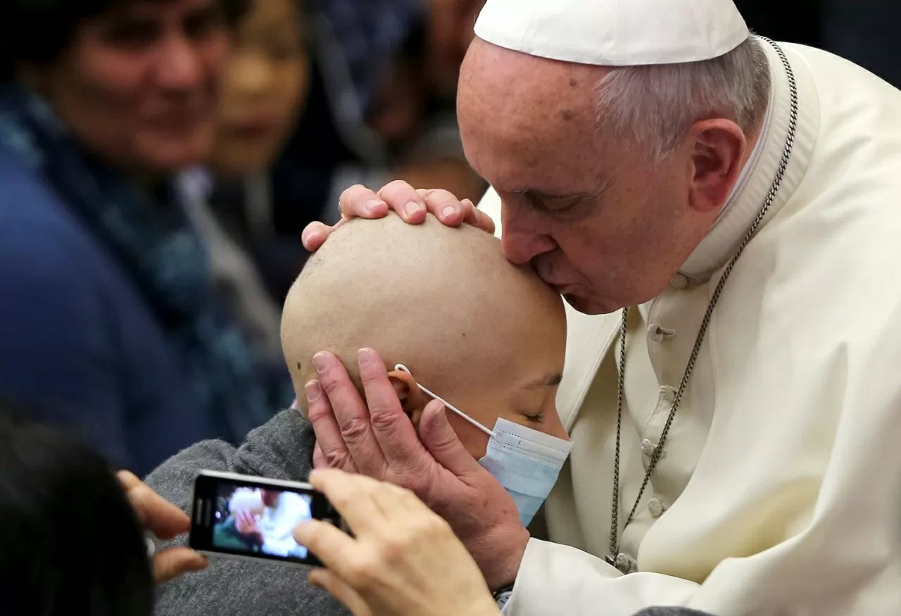 Giáo hoàng hôn một cô gái trong buổi tiếp kiến đặc biệt tại Vatican vào tháng 11/2014. (Nguồn: Reuters)
