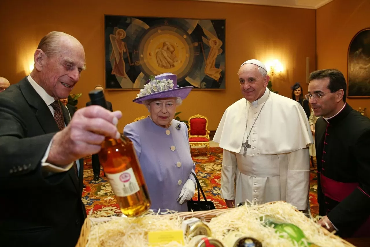 Nữ hoàng Elizabeth II của Anh và Hoàng thân Philip đã có cuộc gặp gỡ với Giáo hoàng trong chuyến thăm Rome một ngày vào tháng 4 năm 2014. (Nguồn: Getty)