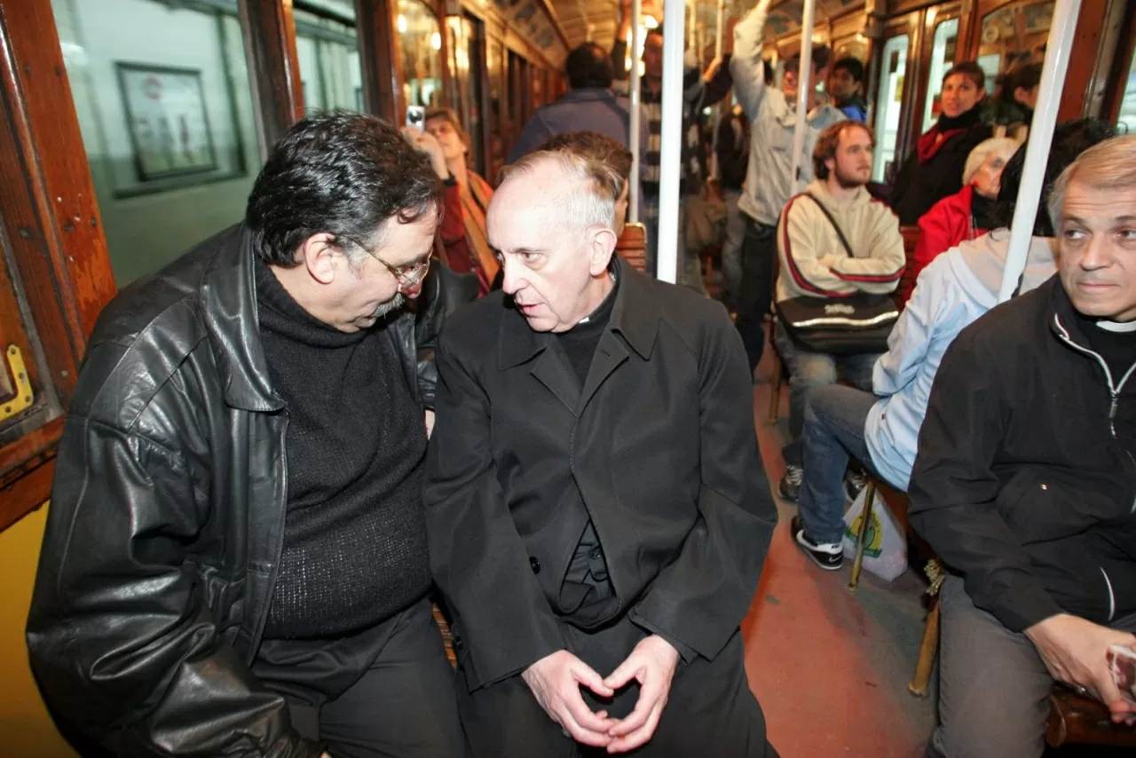 Francis đi phương tiện công cộng trước khi cử hành Thánh lễ tại Buenos Aires năm 2008. Khi còn là Tổng Giám mục Buenos Aires, Bergoglio thường đi làm bằng xe buýt và tự nấu ăn. (Nguồn: Getty) Francis đi phương tiện công cộng trước khi cử hành Thánh lễ tại Buenos Aires năm 2008. Khi còn là Tổng Giám mục Buenos Aires, Bergoglio thường đi làm bằng xe buýt và tự nấu ăn. (Nguồn: Getty)