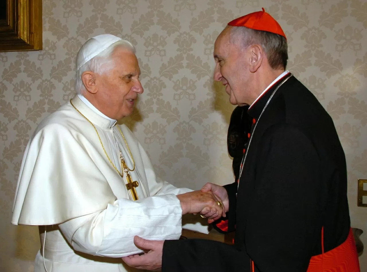 Francis gặp Giáo hoàng Benedict XVI, người mà sau này ông kế nhiệm, trong một chuyến thăm Vatican năm 2007. (Nguồn: AFP) Francis gặp Giáo hoàng Benedict XVI, người mà sau này ông kế nhiệm, trong một chuyến thăm Vatican năm 2007. (Nguồn: AFP)