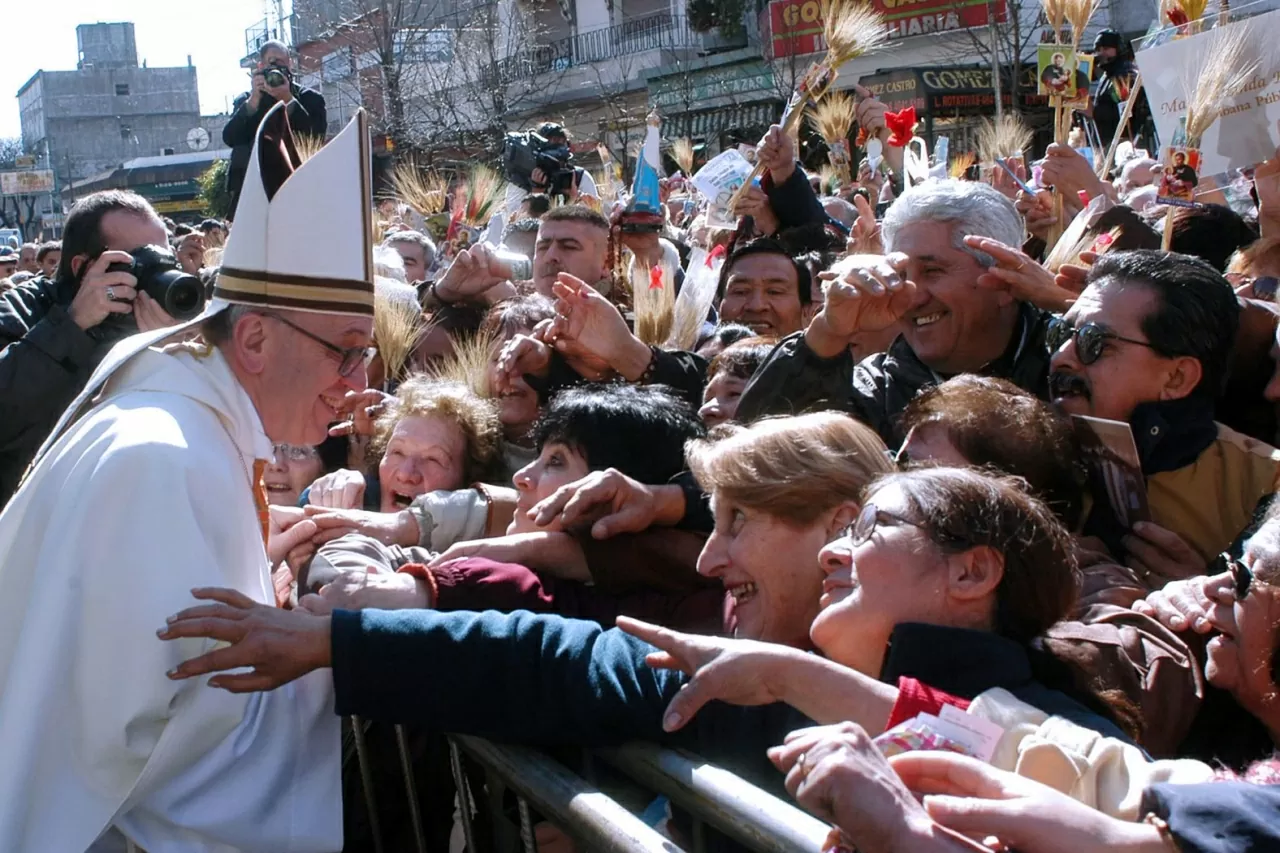 Giáo hoàng Francis chào hỏi giáo dân tại Buenos Aires. (Nguồn: AFP)