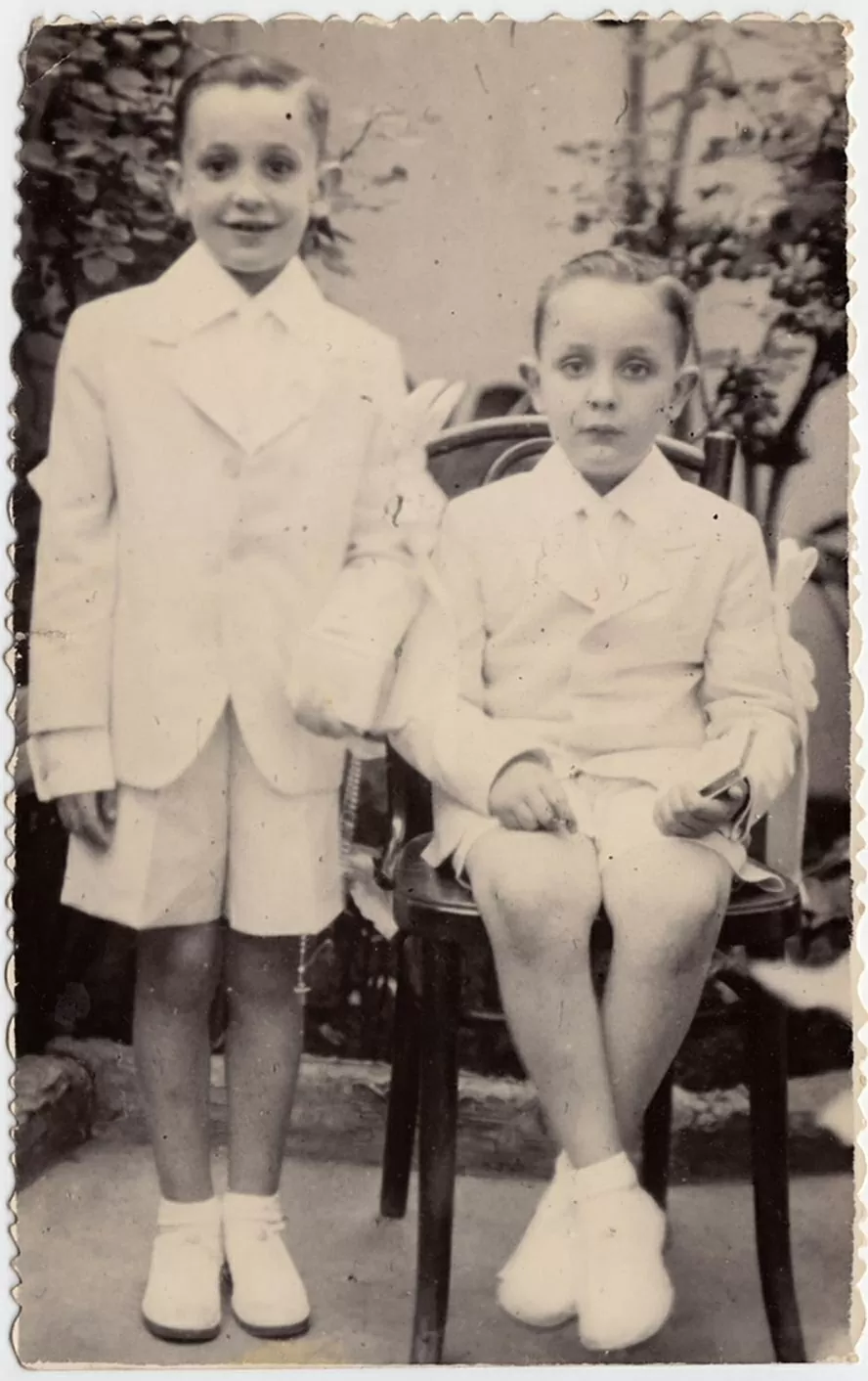 Francis, bên trái trong ảnh cùng em trai Oscar, sinh ngày 17 tháng 12 năm 1936. Ông là con cả của ông Mario và bà Regina Bergoglio, những người nhập cư gốc Ý tại Argentina. (Nguồn: CNN)