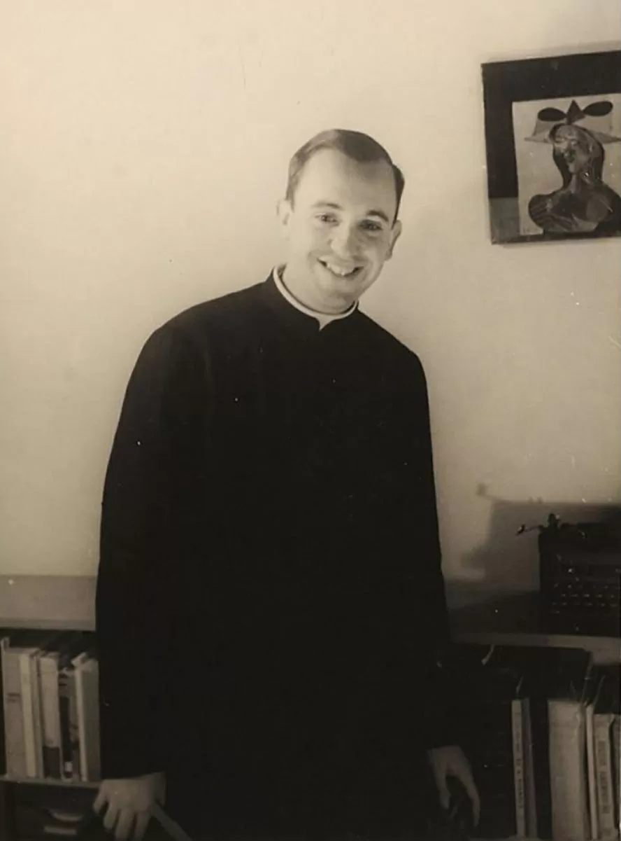 Francis được phong chức linh mục vào năm 1969. Khi còn học trung học, ông theo học ngành kỹ thuật hóa học. (Nguồn: CNN)