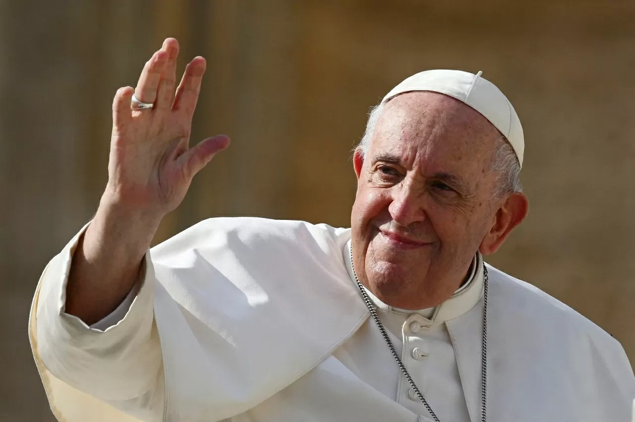 Francis được bầu làm giáo hoàng vào năm 2013 sau khi Giáo hoàng Benedict XVI thoái vị. Ông là giáo hoàng đầu tiên đến từ Mỹ Latinh và cũng là người đầu tiên đến từ châu Mỹ. Trước khi trở thành giáo hoàng, ông là Hồng y Jorge Mario Bergoglio, Tổng giám mục Buenos Aires.  Ông chọn tên thánh Francis để vinh danh Thánh Phanxicô Assisi, vị thánh được giới Công giáo tôn kính vì những cống hiến cho người nghèo.  Trong suốt nhiệm kỳ, Giáo hoàng Francis luôn bảo vệ người nghèo, người di cư và môi trường. Ông nhanh chóng được biết đến như một nhà cải cách hiện đại, với cách tiếp cận cởi mở, thường xuyên lên tiếng mạnh mẽ về các cuộc khủng hoảng nhân đạo như di cư, chiến tranh và biến đổi khí hậu. Ông cũng nỗ lực cải cách Giáo hội bằng cách chống lại tâm lý đặc quyền trong giới giáo sĩ, kêu gọi sự cảm thông với những người Công giáo ly hôn và đồng tính, đồng thời nhấn mạnh rằng Giáo hội phải chào đón tất cả mọi người. (Nguồn: AFP)