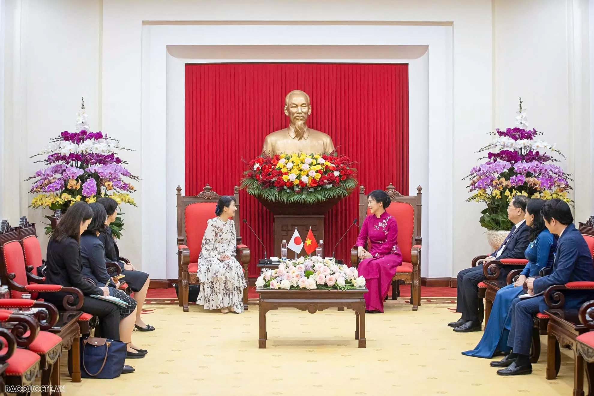 Phu nhân Tổng Bí thư cùng Phu nhân Thủ tướng Nhật Bản làm bánh cốm Hà Nội