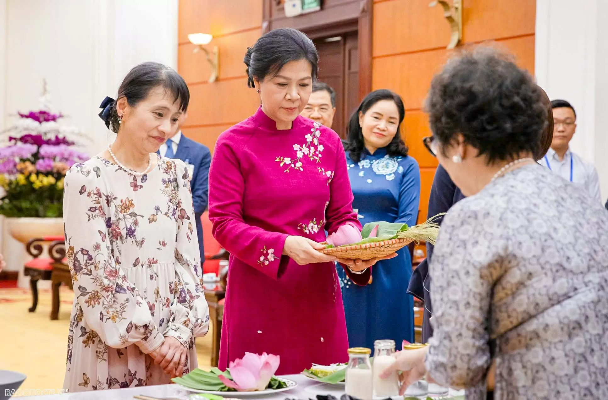 Phu nhân Tổng Bí thư cùng Phu nhân Thủ tướng Nhật Bản làm bánh cốm Hà Nội