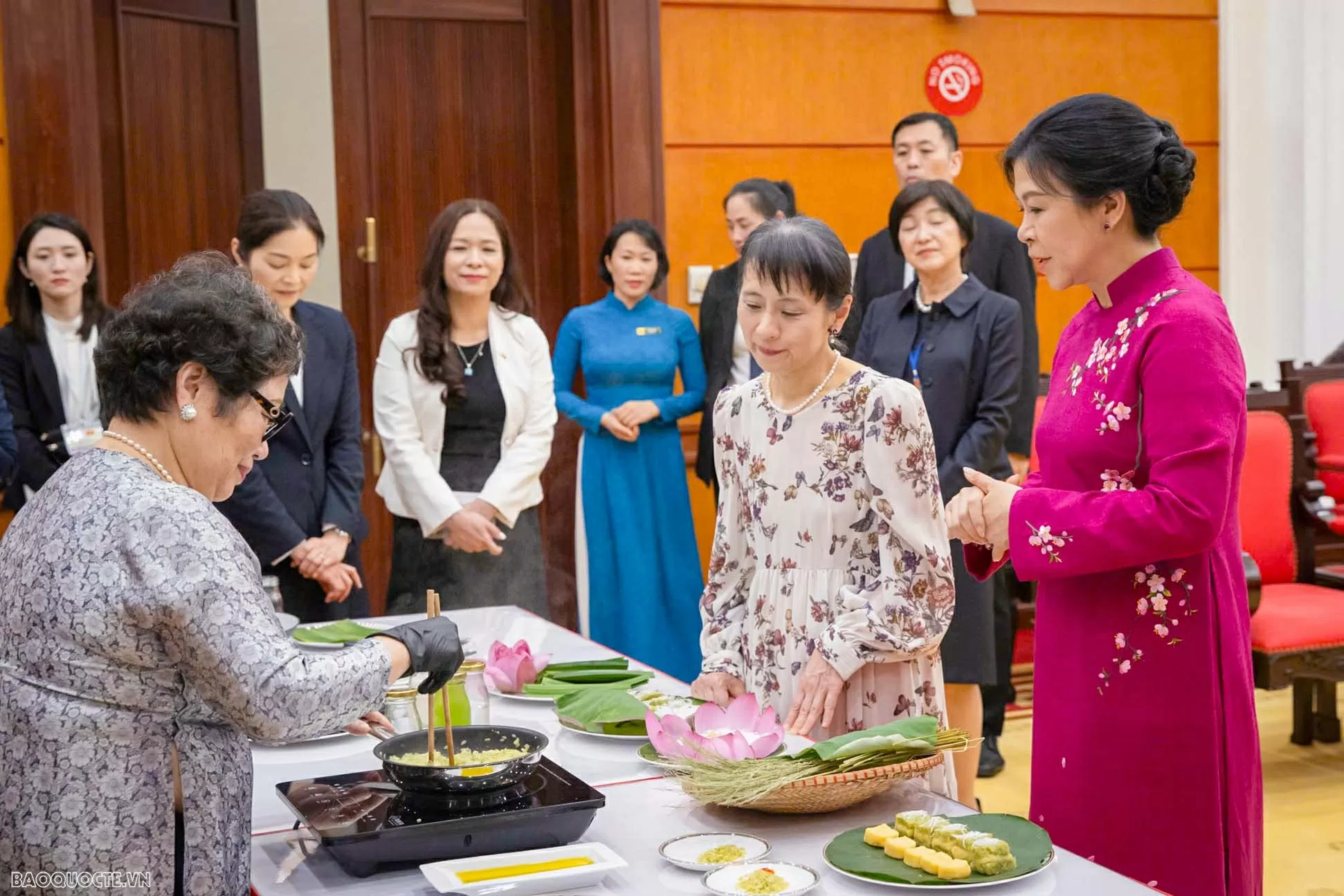 Phu nhân Tổng Bí thư cùng Phu nhân Thủ tướng Nhật Bản làm bánh cốm Hà Nội