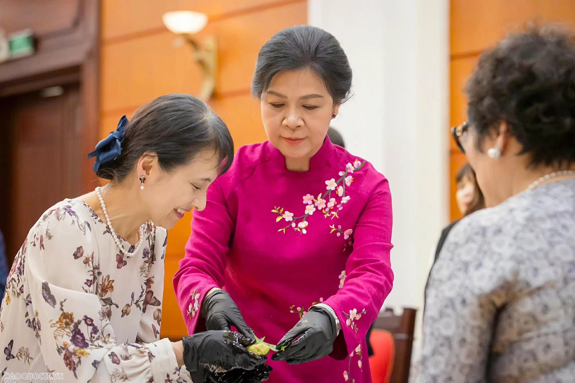 Phu nhân Tổng Bí thư cùng Phu nhân Thủ tướng Nhật Bản làm bánh cốm Hà Nội